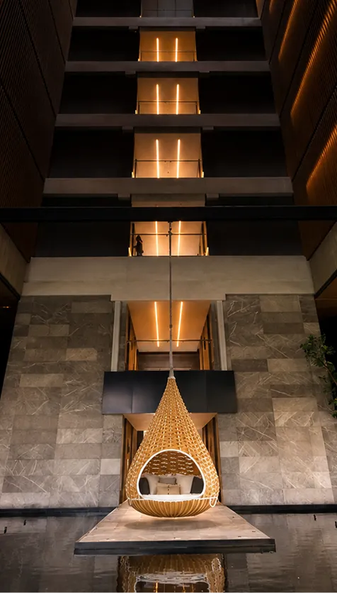 Doble altura del lobby con iluminación cálida